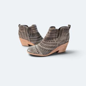 Sofft Sallie Suede Laser Cut Out Ankle Booties Grey Taupe Size 10M